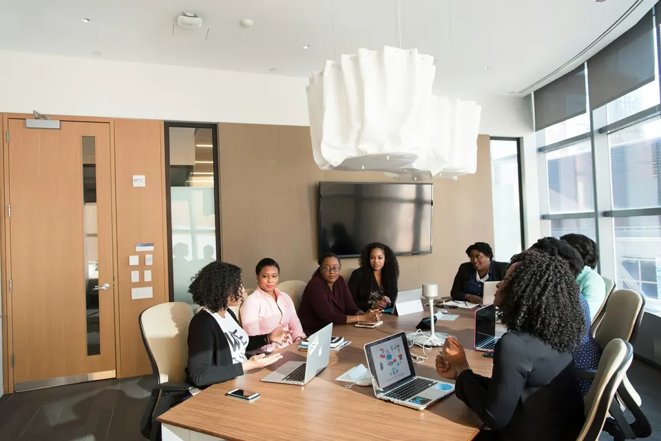 Équipe de consultantes en réunion autour d'une table de travail